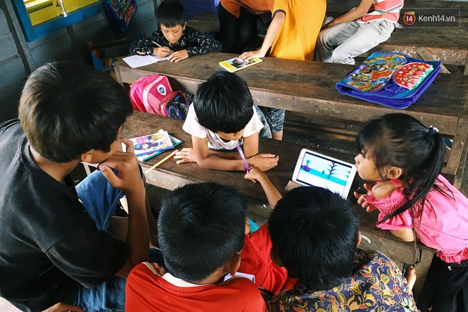 Chùm ảnh: Lớp học của những đứa trẻ Việt kiều không quốc tịch ở Biển Hồ Campuchia - Ảnh 15.