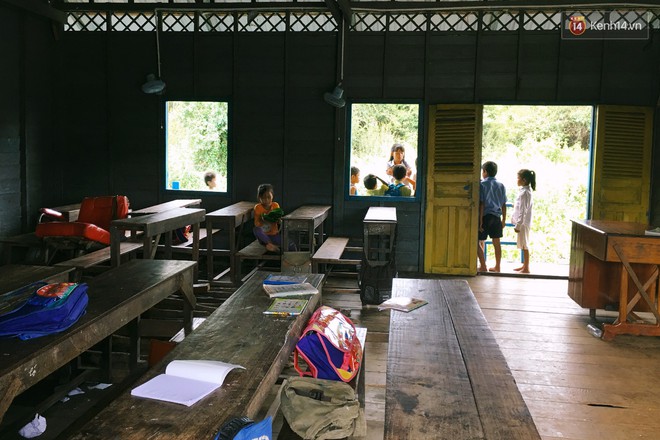 Chùm ảnh: Lớp học của những đứa trẻ Việt kiều không quốc tịch ở Biển Hồ Campuchia - Ảnh 15.