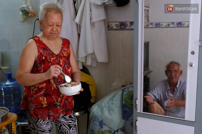 Chuyện t&igrave;nh chưa kể của &ocirc;ng l&atilde;o m&ugrave; b&aacute;n b&aacute;nh thuẫn ở S&agrave;i G&ograve;n: Tui nhỏ hơn vợ 2 tuổi, m&agrave; n&oacute;i chuyện dễ mến n&ecirc;n bả ưng tui! - Ảnh 5.