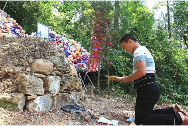 Đỗ đại học, ch&agrave;ng trai chạy ngay ra mộ để b&aacute;o tin cho người bố đ&atilde; khuất v&agrave; c&acirc;u chuyện ph&iacute;a sau khiến ai cũng cảm động - Ảnh 1.