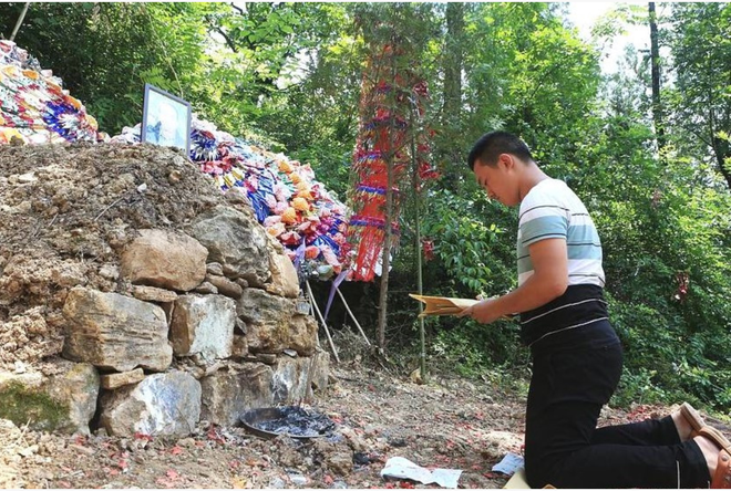 Đỗ đại học, chàng trai chạy ngay ra mộ để báo tin cho người bố đã khuất và câu chuyện phía sau khiến ai cũng cảm động - Ảnh 1.