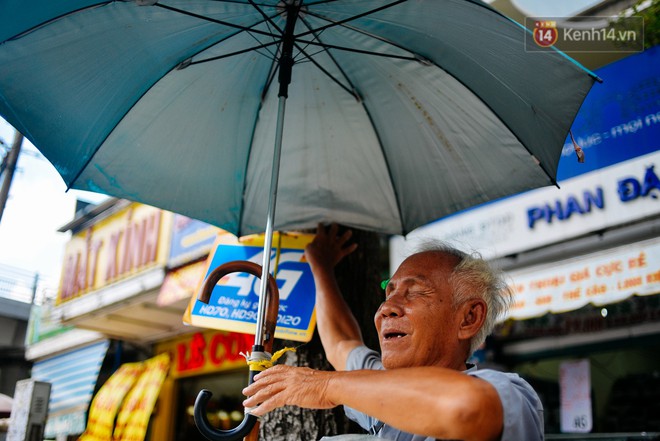 Chuyện t&igrave;nh chưa kể của &ocirc;ng l&atilde;o m&ugrave; b&aacute;n b&aacute;nh thuẫn ở S&agrave;i G&ograve;n: Tui nhỏ hơn vợ 2 tuổi, m&agrave; n&oacute;i chuyện dễ mến n&ecirc;n bả ưng tui! - Ảnh 6.