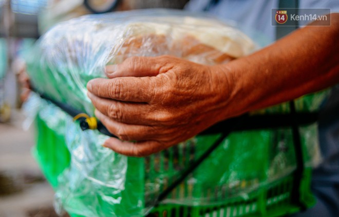 Chuyện t&igrave;nh chưa kể của &ocirc;ng l&atilde;o m&ugrave; b&aacute;n b&aacute;nh thuẫn ở S&agrave;i G&ograve;n: Tui nhỏ hơn vợ 2 tuổi, m&agrave; n&oacute;i chuyện dễ mến n&ecirc;n bả ưng tui! - Ảnh 8.