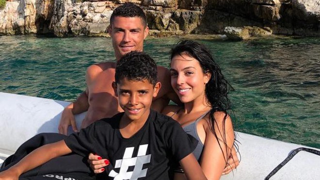 Ronaldo và bạn gái Georgina bỏ theo dõi Instagram của Real Madrid - Ảnh 2.