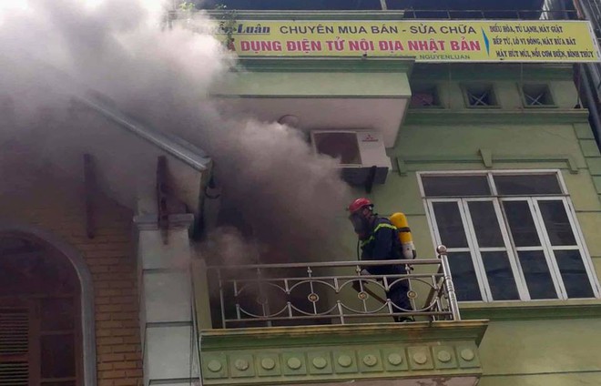 Hà Nội: Cháy nhà 5 tầng, nhiều người dân hoảng loạn - Ảnh 1.