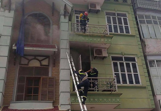 Hà Nội: Cháy nhà 5 tầng, nhiều người dân hoảng loạn - Ảnh 3.