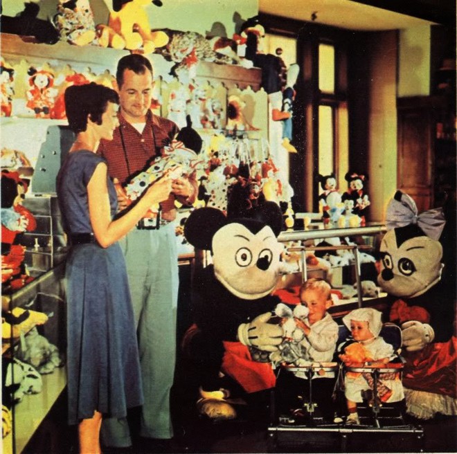 Những hình ảnh chứng minh ngày xưa Disneyland là chỗ để hù dọa trẻ con khóc thét chứ chẳng phải chốn thần tiên hạnh phúc gì - Ảnh 1.