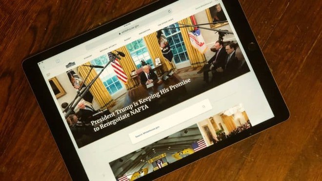 Dùng 2 iPhone thôi chưa đủ, Tổng thống Mỹ Donald Trump còn tậu thêm cả iPad để đọc báo, xứng danh iFan chân chính - Ảnh 1.