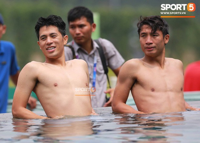Olympic Việt Nam khoe "múi" tại bể bơi trước trận đấu với UAE - Ảnh 1.
