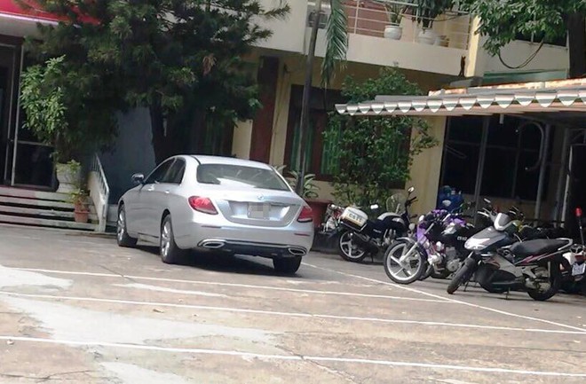 Cảnh s&aacute;t chặn bắt người phụ nữ l&aacute;i &ocirc;t&ocirc; Mercedes lạng l&aacute;ch tr&ecirc;n đường phố Đ&agrave; Nẵng - Ảnh 2.