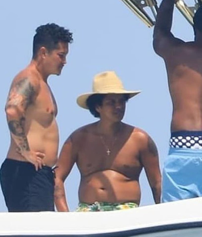 Hình ảnh hot nhất showbiz quốc tế hôm nay: Dân tình giật mình vì thân hình béo phệ khó tin của Bruno Mars! - Ảnh 3.