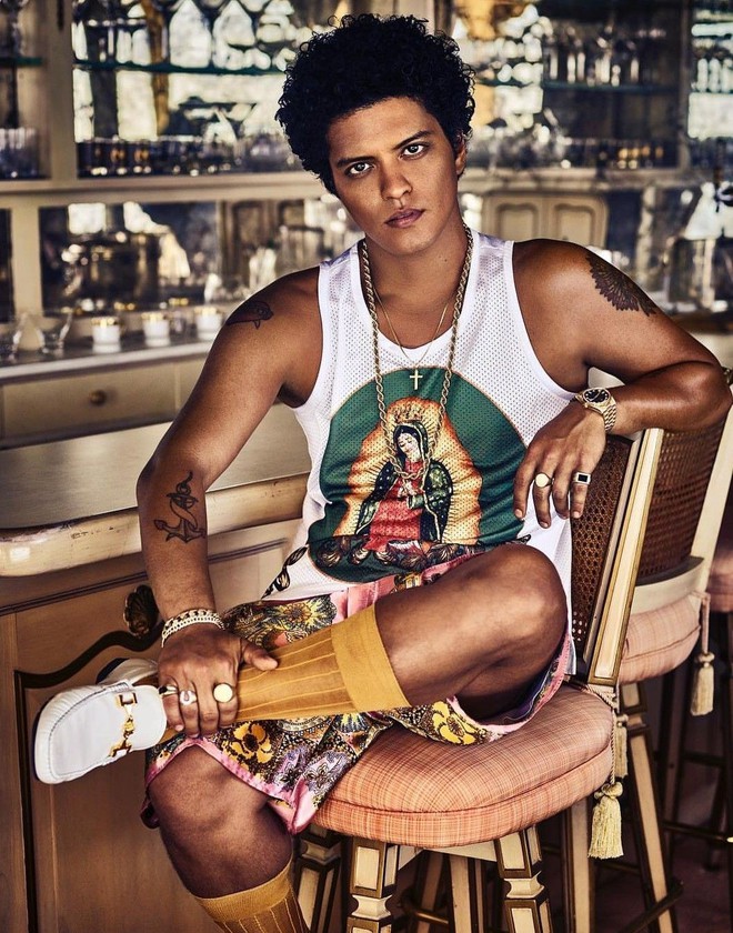 Hình ảnh hot nhất showbiz quốc tế hôm nay: Dân tình giật mình vì thân hình béo phệ khó tin của Bruno Mars! - Ảnh 1.