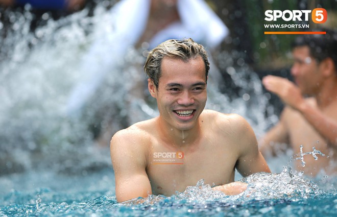Olympic Việt Nam khoe "múi" tại bể bơi trước trận đấu với UAE