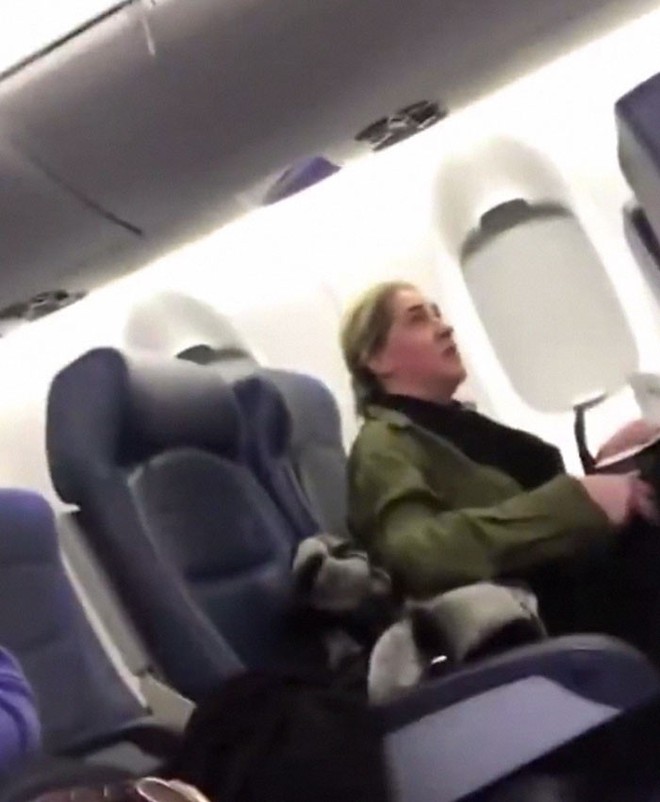 Mỹ: Chị gái khó ở đòi cách li trẻ con trên máy bay rồi nhận trái đắng ngay sau đó - Ảnh 2.