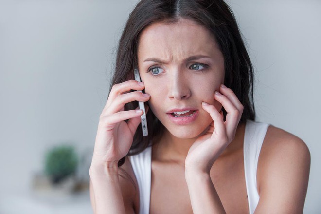 Cắm mặt vào sử dụng điện thoại suốt cả ngày khiến bạn gặp phải 4 hậu quả ảnh hưởng trực tiếp tới làn da
