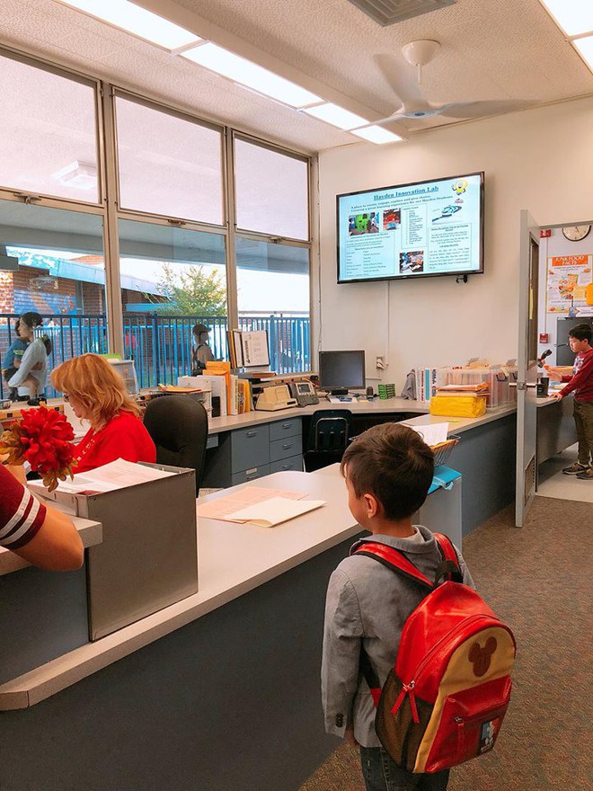 Con trai Ng&ocirc; Kiến Huy lớn phổng phao, h&aacute;o hức c&ugrave;ng bạn b&egrave; nhập học v&agrave;o lớp 1 tại Mỹ - Ảnh 2.