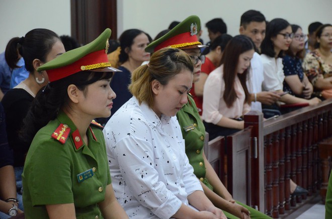 Mẹ bé trai 10 tuổi bị bố đẻ và mẹ kế bạo hành đến rạn sọ não: “Tôi sẽ xin giảm án cho chồng vì dù sao anh ta cũng là bố của hai đứa con tôi” - Ảnh 2.