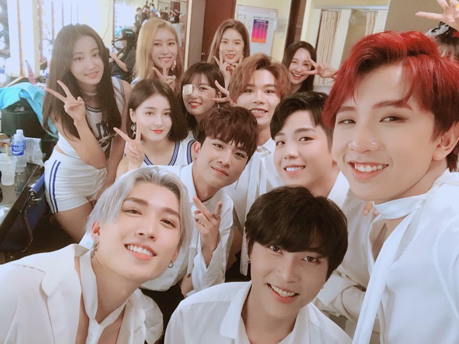 Mỹ nh&acirc;n MOMOLAND selfie c&ugrave;ng nh&oacute;m nhạc Uni5 cực nhắng nh&iacute;t, đ&aacute;ng y&ecirc;u trước giờ l&ecirc;n s&acirc;n khấu - Ảnh 3.