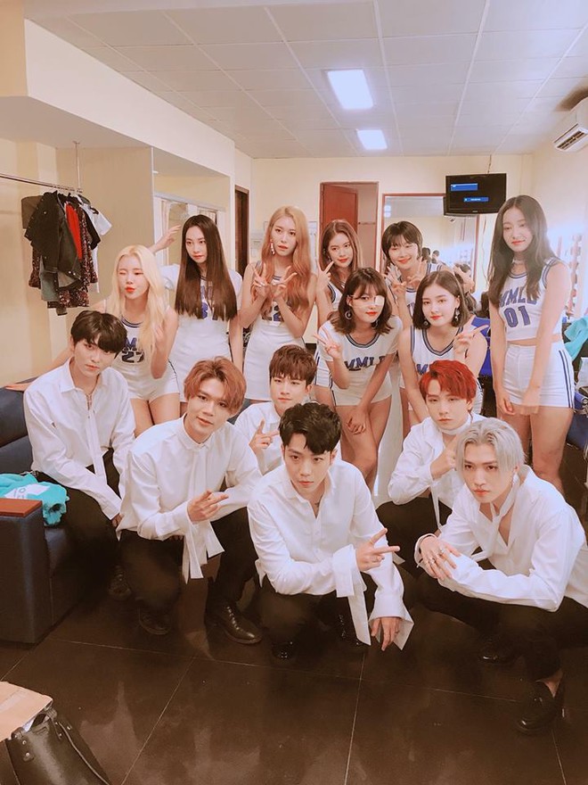 Mỹ nh&acirc;n MOMOLAND selfie c&ugrave;ng nh&oacute;m nhạc Uni5 cực nhắng nh&iacute;t, đ&aacute;ng y&ecirc;u trước giờ l&ecirc;n s&acirc;n khấu - Ảnh 1.