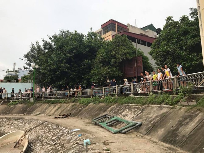 H&agrave; Nội: Đang c&acirc;u c&aacute; th&igrave; ph&aacute;t hiện x&aacute;c chết, người đ&agrave;n &ocirc;ng bỏ cần chạy thục mạng - Ảnh 2.