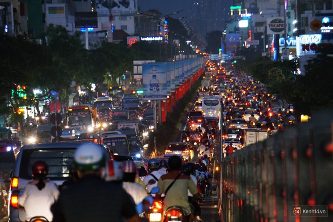 Kẹt xe kinh hoàng trên đường vào sân bay Tân Sơn Nhất, người dân bỏ ô tô bắt xe ôm để kịp giờ check-in - Ảnh 16.