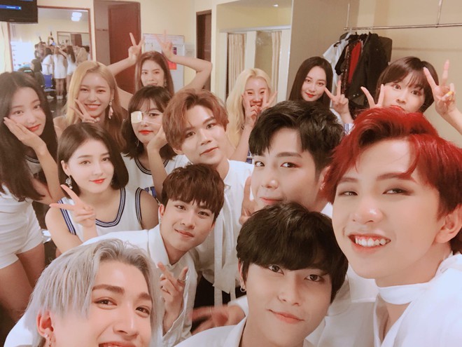 Mỹ nhân MOMOLAND selfie cùng nhóm nhạc Uni5 cực nhắng nhít, đáng yêu trước giờ lên sân khấu - Ảnh 4.