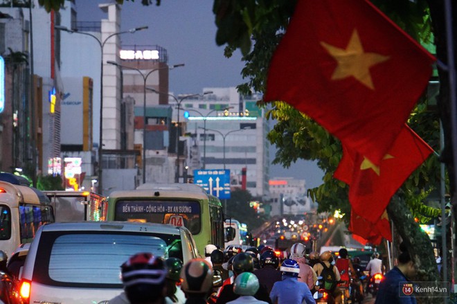 Kẹt xe kinh hoàng trên đường vào sân bay Tân Sơn Nhất, người dân bỏ ô tô bắt xe ôm để kịp giờ check-in - Ảnh 15.