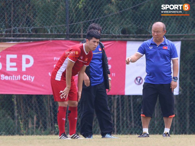 Park Hang Seo lo cho Đình Trọng trước trận tranh giải ba ASIAD 2018 - Ảnh 1.