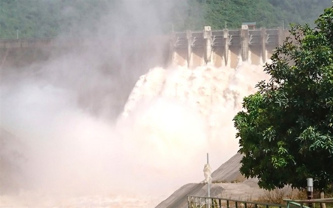 Nghệ An: Tin đồn thất thiệt thuỷ điện Bản Vẽ bị vỡ, hàng trăm người dân nháo nhào chạy lên núi tránh lũ - Ảnh 1.