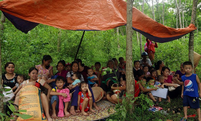 Nghệ An: Tin đồn thất thiệt thuỷ điện Bản Vẽ bị vỡ, hàng trăm người dân nháo nhào chạy lên núi tránh lũ - Ảnh 4.