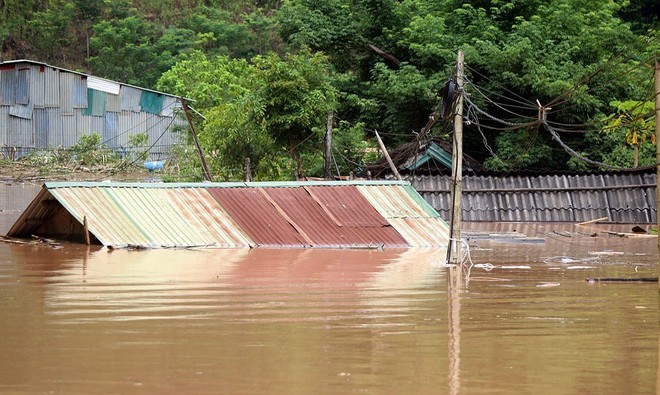 Nghệ An: C&ocirc;ng an truy t&igrave;m người tung tin vỡ đập thủy điện khiến người d&acirc;n hoảng loạn chạy l&ecirc;n n&uacute;i - Ảnh 2.
