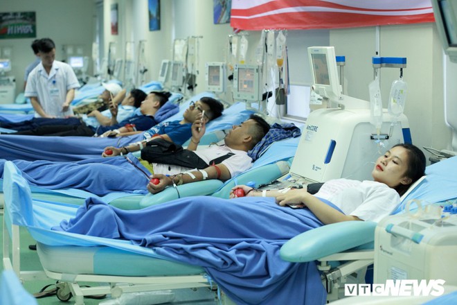 Ảnh: B&ecirc;n trong ph&acirc;n xưởng điều chế m&aacute;u lớn nhất miền Bắc - Ảnh 1.