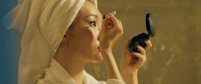 Bạn đ&atilde; thấy d&ograve;ng chữ si&ecirc;u th&acirc;m trong clip nh&aacute; h&agrave;ng MV mới của Sunmi? - Ảnh 1.