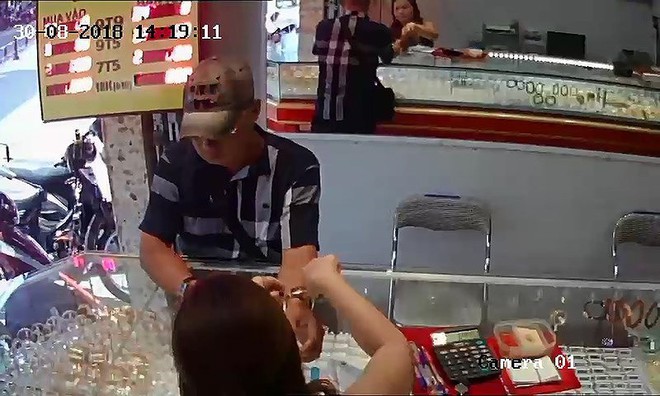 Mang USD đến tiệm v&agrave;ng ở TP.HCM vờ mua rồi giật chạy  - Ảnh 1.