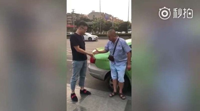 Trung Quốc: Cãi nhau sau va chạm xe nhưng không phân được ai sai ai đúng, hai người tài xế đành giải quyết bằng cách...oẳn tù tì - Ảnh 1.