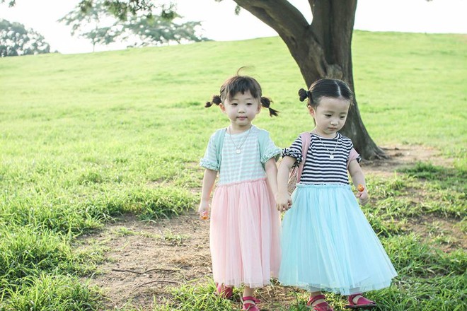 2 nhóc tỳ sinh đôi mới nổi đã xâm chiếm MXH Hàn Quốc vì dễ thương và sở hữu gu ăn mặc siêu chất - Ảnh 17.