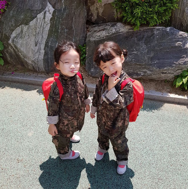 2 nhóc tỳ sinh đôi mới nổi đã xâm chiếm MXH Hàn Quốc vì dễ thương và sở hữu gu ăn mặc siêu chất - Ảnh 14.