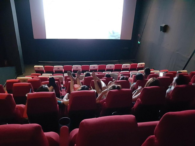 H&igrave;nh ảnh c&ocirc; g&aacute;i g&aacute;c hai ch&acirc;n l&ecirc;n ghế đằng trước trong rạp phim nhận nhiều chỉ tr&iacute;ch tr&ecirc;n MXH - Ảnh 2.