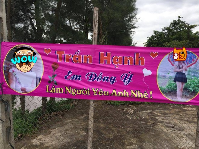 Góc yêu phải nói: Thanh niên in băng rôn, biểu ngữ kèm hình bạn gái treo trước cổng để tỏ tình - Ảnh 1.