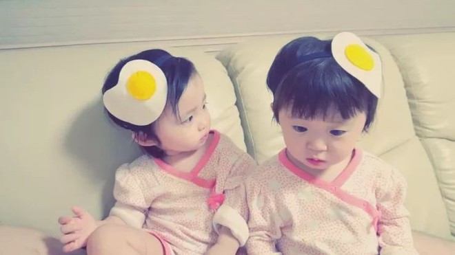 2 nhóc tỳ sinh đôi mới nổi đã xâm chiếm MXH Hàn Quốc vì dễ thương và sở hữu gu ăn mặc siêu chất - Ảnh 10.
