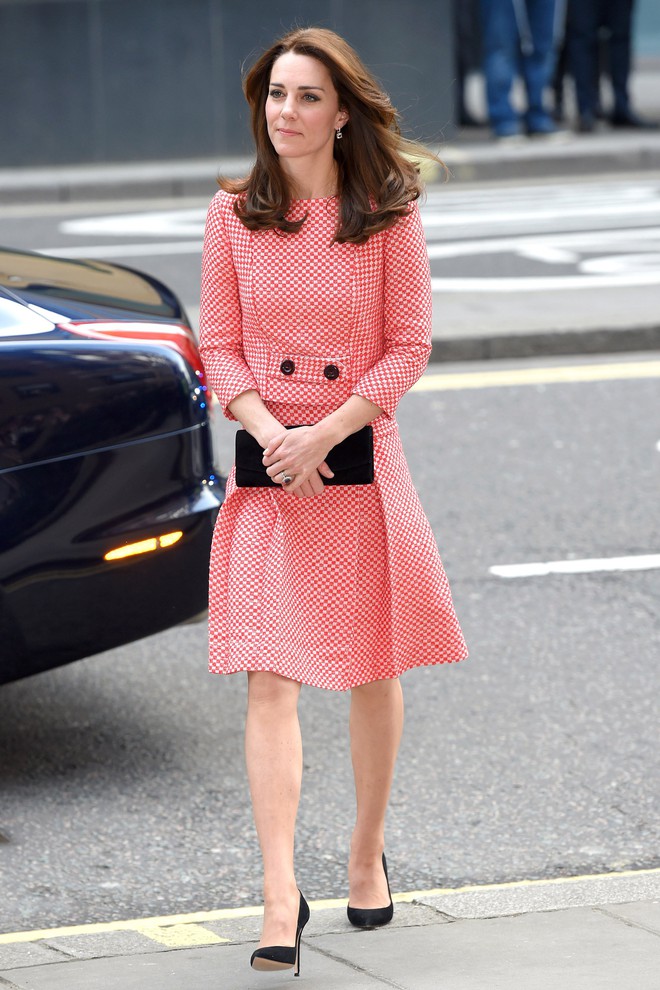Mới làm dâu Hoàng gia chưa đầy 3 tháng, Meghan Markle đã cùng Nữ hoàng lọt top 30 nhân vật mặc đẹp nhất nước Anh - Ảnh 2.