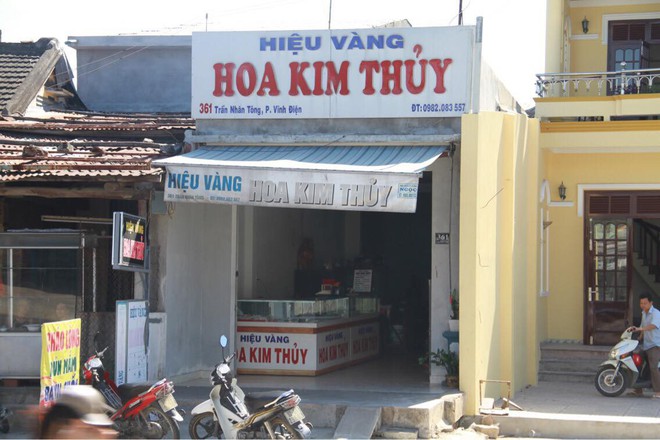 Nam thanh niên bịt mặt, táo tợn dùng búa trộm tiệm vàng ở Quảng Nam - Ảnh 1.