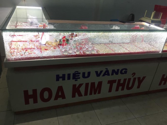 Nam thanh niên bịt mặt, táo tợn dùng búa trộm tiệm vàng ở Quảng Nam - Ảnh 2.