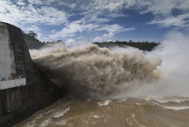 Thủy điện Hòa Bình, Sơn La, Tuyên Quang đồng loạt xả lũ do mưa lớn   - Ảnh 1.