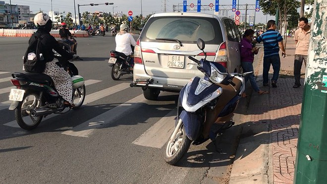 Bỏ chạy khi t&ocirc;ng 3 xe m&aacute;y, &ocirc; t&ocirc; tiếp tục t&ocirc;ng người truy đuổi - Ảnh 1.