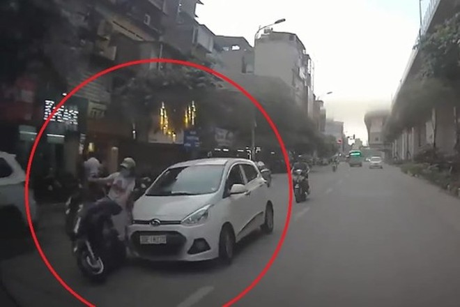 L&aacute;i xe đi&ecirc;n đ&acirc;m va h&agrave;ng loạt người đi đường từ phố Ho&agrave;ng Cầu tới đường Ho&agrave;ng Đạo Th&uacute;y - Ảnh 1.