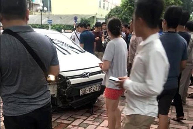 L&aacute;i xe đi&ecirc;n đ&acirc;m va h&agrave;ng loạt người đi đường từ phố Ho&agrave;ng Cầu tới đường Ho&agrave;ng Đạo Th&uacute;y - Ảnh 2.