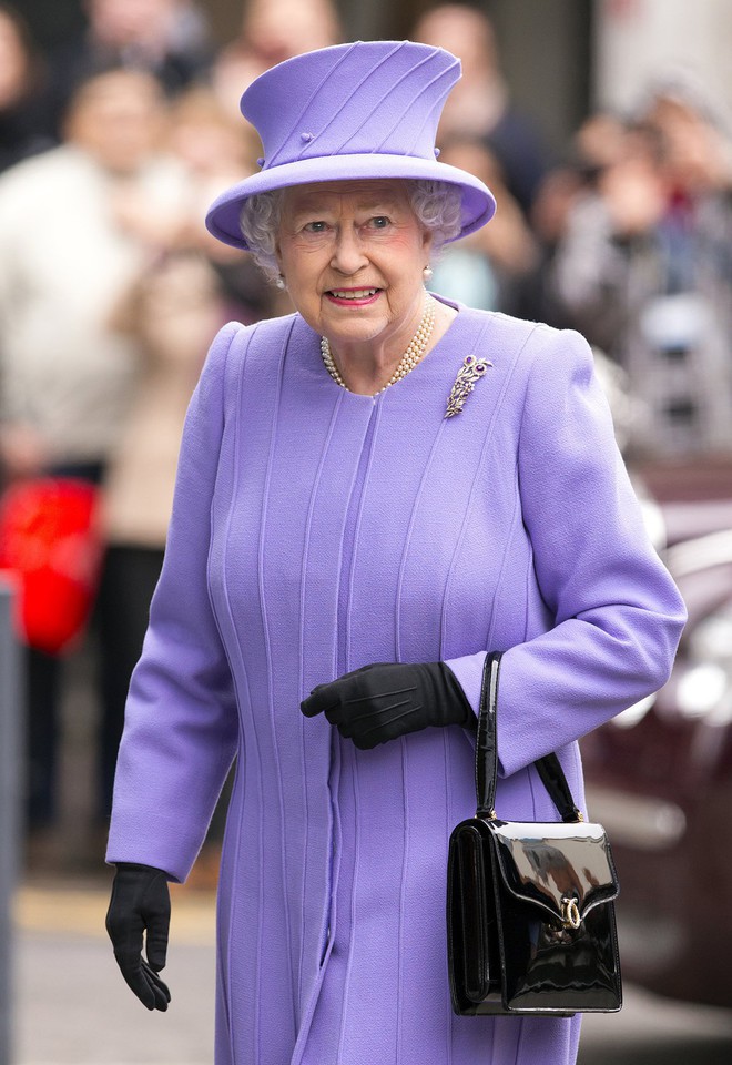 Mới làm dâu Hoàng gia chưa đầy 3 tháng, Meghan Markle đã cùng Nữ hoàng lọt top 30 nhân vật mặc đẹp nhất nước Anh - Ảnh 3.