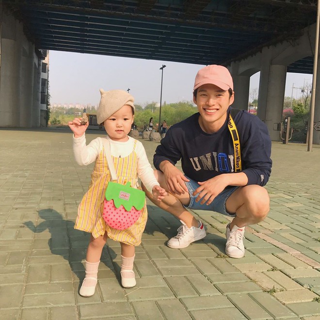 Nam thần H&agrave;n Quốc từng đ&oacute;ng MV của Min: &Ocirc;ng bố cực cưng chiều v&agrave; dịu d&agrave;ng khi ở cạnh c&ocirc; con g&aacute;i nhỏ - Ảnh 16.