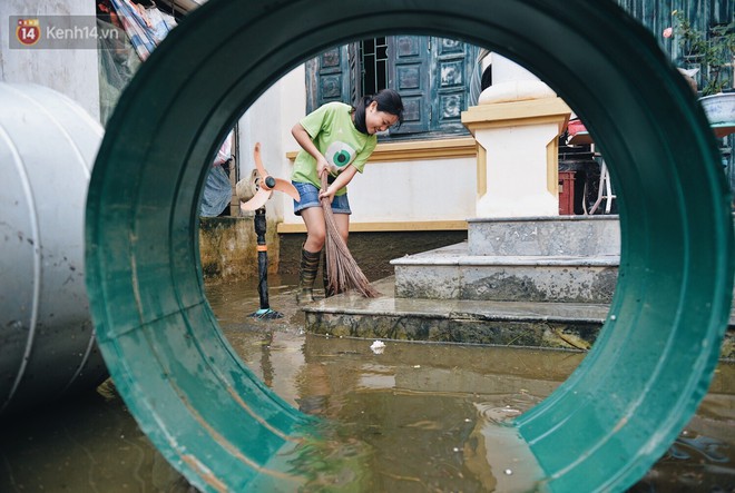 Người dân Chương Mỹ trong trận lụt lịch sử: Trẻ nhỏ chưa được đến trường, người già lở loét da sau nửa tháng ngâm mình trong nước - Ảnh 3.